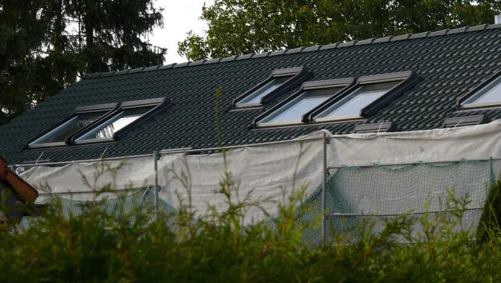 Ein Haus mit einem neuen Dach und drei modernen Dachfenstern im Dach