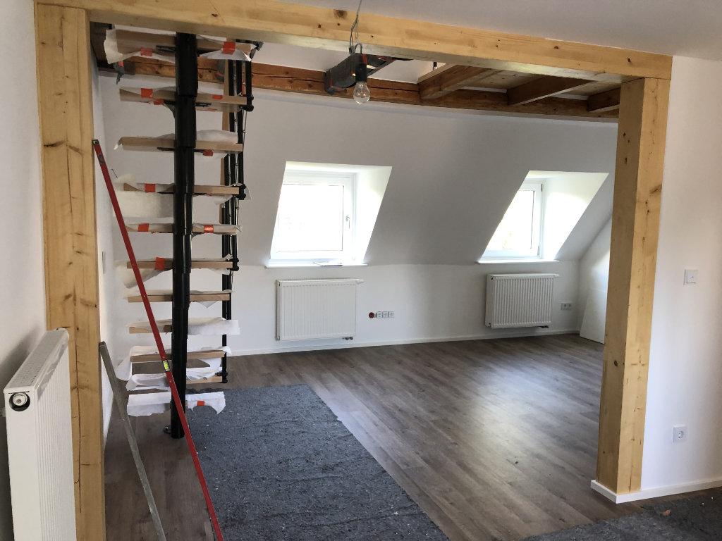 Ein Dachgeschoss, das zu neuem Wohnraum ausgebaut wurde