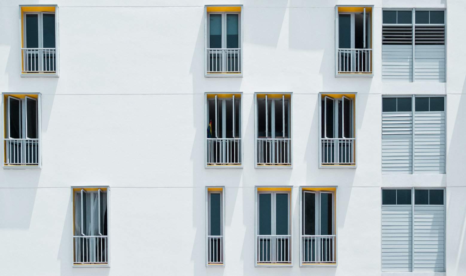Hausfassade mit vielen Fenster