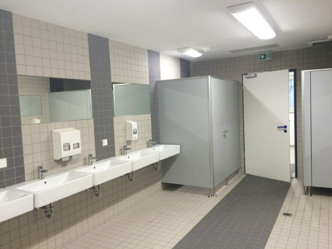 Ein frisch eingerichteter Gemeinschaftswaschraum mit Schließfächern